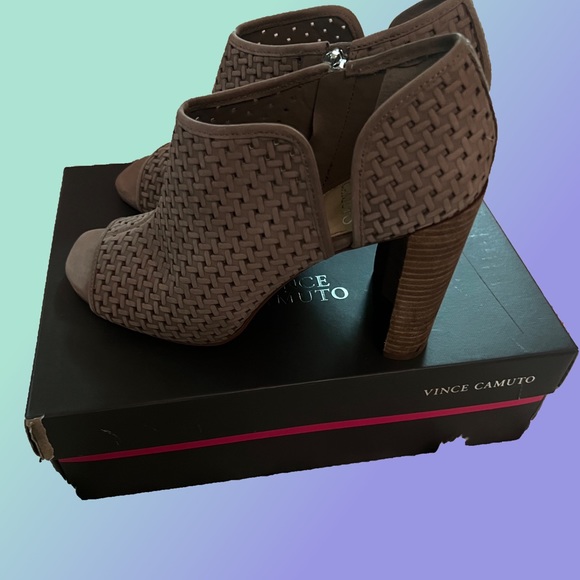 Vince Camuto- Prisha Bootie -Light Taupe Foxy Nubuck- Size:9 -Like New! - Picture 4 of 9